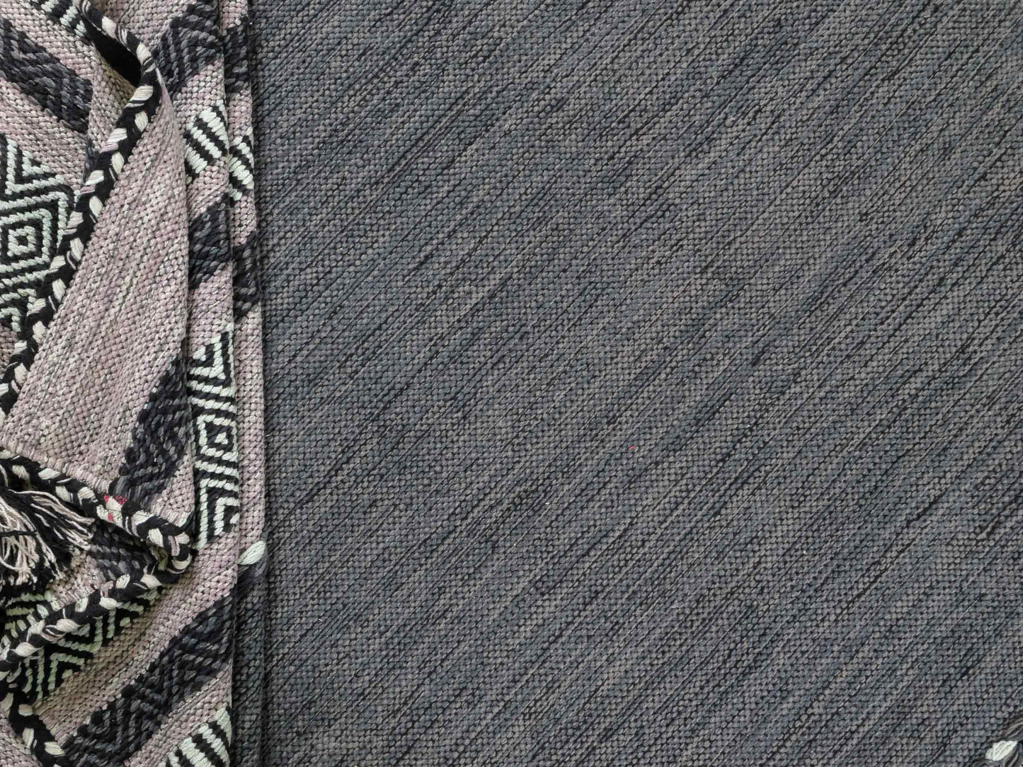 Handgewebter, moderner Indo Kelim Orientteppich von Khademi aus Baumwolle, navy. Geometrisches Design. Von Hand gewebt in Indien. Größe: 230x170cm. Teppichnummer: KB4-1687. Verkauf durch Jupiter Intl.