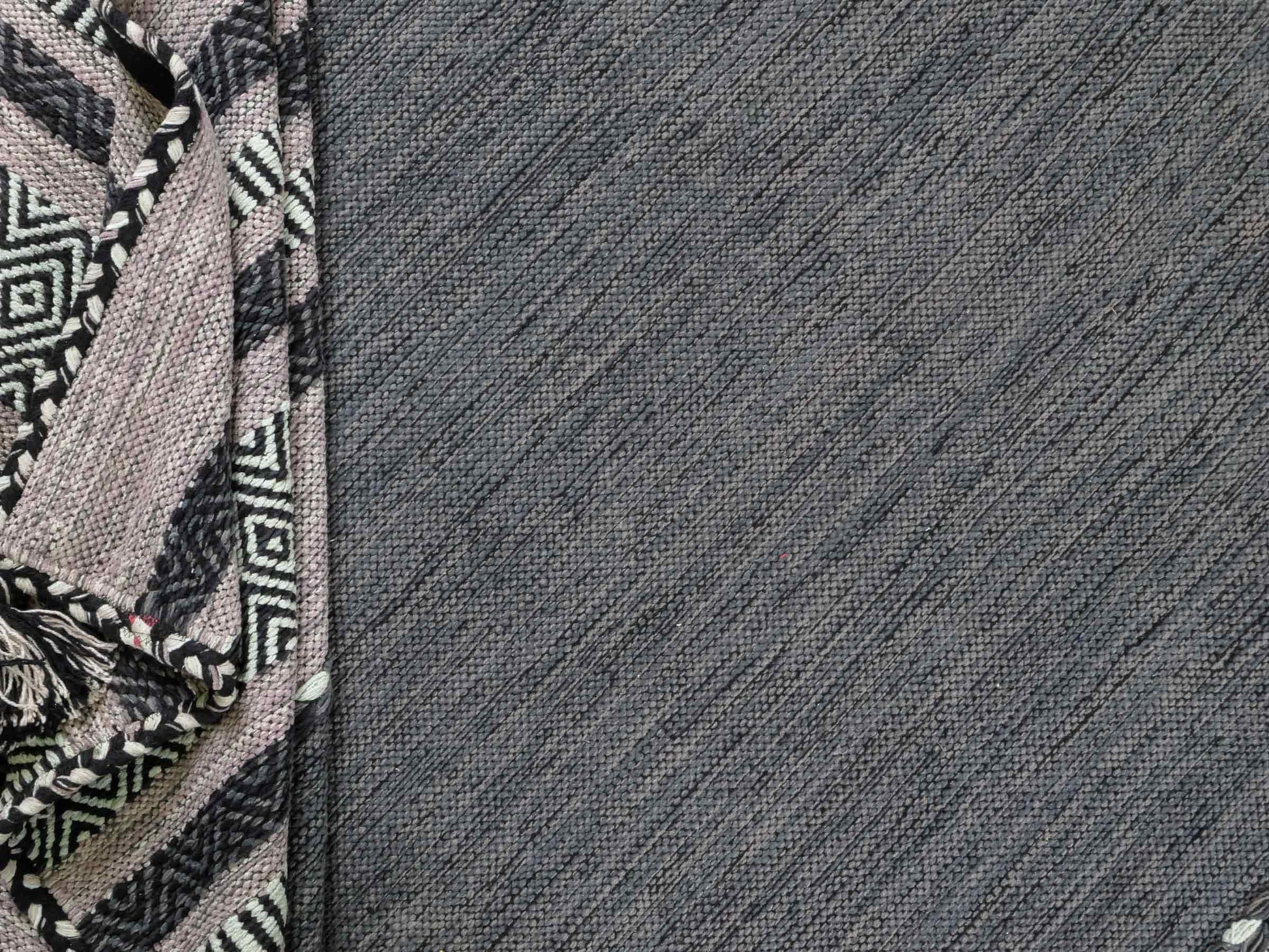 Handgewebter, moderner Indo Kelim Orientteppich von Khademi aus Baumwolle, navy. Geometrisches Design. Von Hand gewebt in Indien. Größe: 230x170cm. Teppichnummer: KB4-1687. Verkauf durch Jupiter Intl.