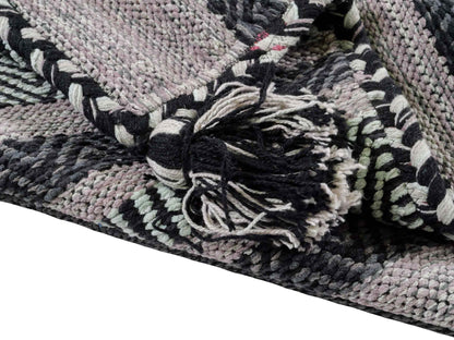 Handgewebter, moderner Indo Kelim Orientteppich von Khademi aus Baumwolle, navy. Geometrisches Design. Von Hand gewebt in Indien. Größe: 230x170cm. Teppichnummer: KB4-1687. Verkauf durch Jupiter Intl.