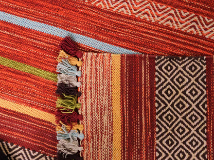 Handgewebter, moderner Indo Kelim Orientteppich von Khademi aus Baumwolle, rot, mehrfarbig. Geometrisches Design. Von Hand gewebt in Indien. Größe: 230x170cm. Teppichnummer: KB4-1683. Verkauf durch Jupiter Intl.