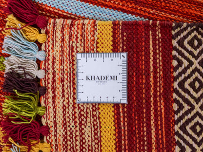 Handgewebter, moderner Indo Kelim Orientteppich von Khademi aus Baumwolle, rot, mehrfarbig. Geometrisches Design. Von Hand gewebt in Indien. Größe: 230x170cm. Teppichnummer: KB4-1683. Verkauf durch Jupiter Intl.