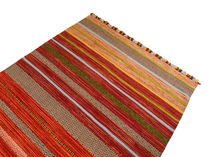 Handgewebter, moderner Indo Kelim Orientteppich von Khademi aus Baumwolle, rot, mehrfarbig. Geometrisches Design. Von Hand gewebt in Indien. Größe: 230x170cm. Teppichnummer: KB4-1683. Verkauf durch Jupiter Intl.