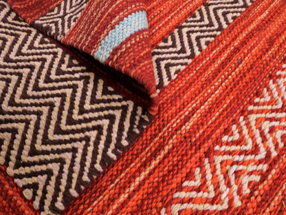 Handgewebter, moderner Indo Kelim Orientteppich von Khademi aus Baumwolle, rot, mehrfarbig. Geometrisches Design. Von Hand gewebt in Indien. Größe: 230x170cm. Teppichnummer: KB4-1683. Verkauf durch Jupiter Intl.