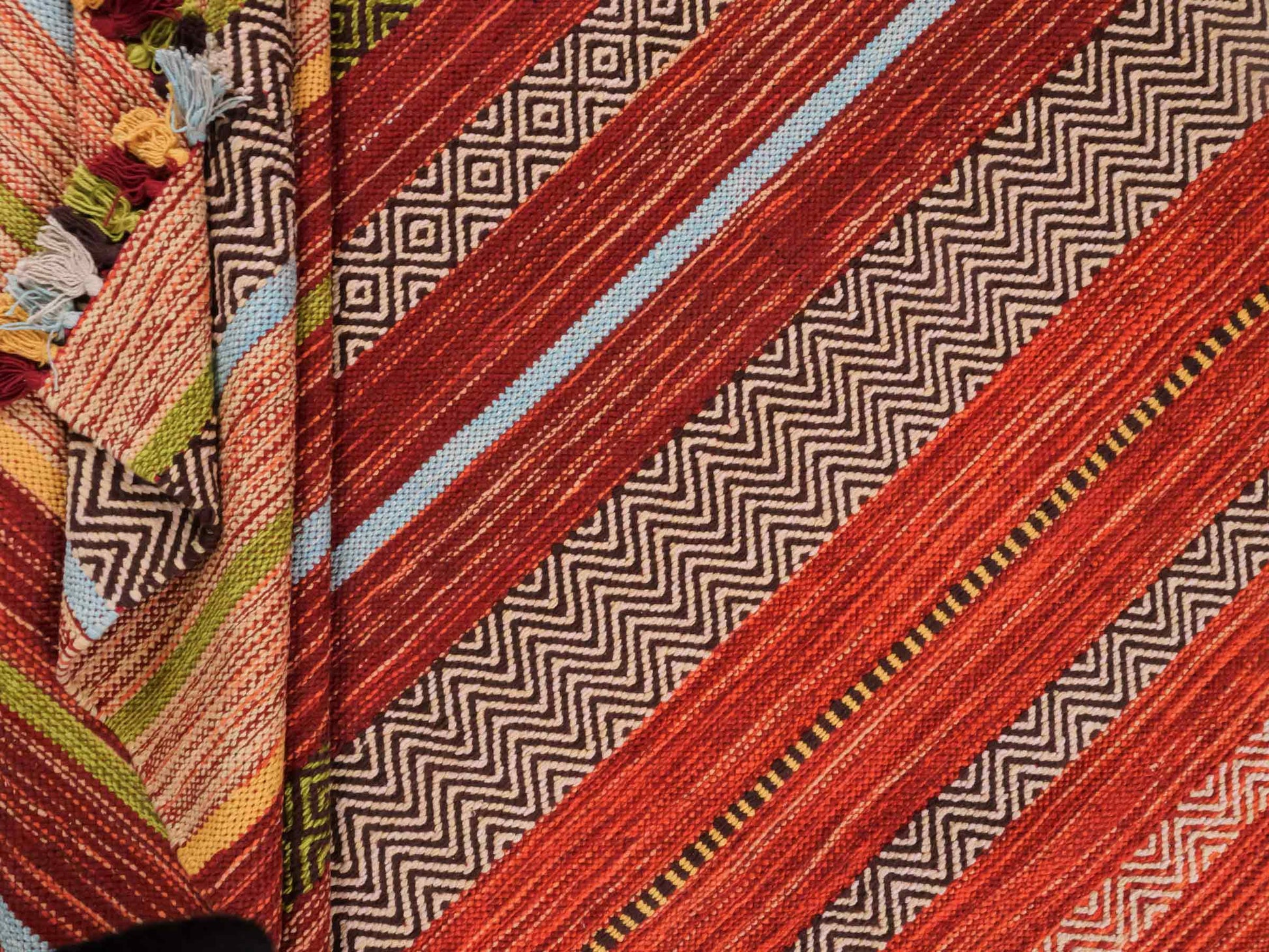 Handgewebter, moderner Indo Kelim Orientteppich von Khademi aus Baumwolle, rot, mehrfarbig. Geometrisches Design. Von Hand gewebt in Indien. Größe: 230x170cm. Teppichnummer: KB4-1683. Verkauf durch Jupiter Intl.