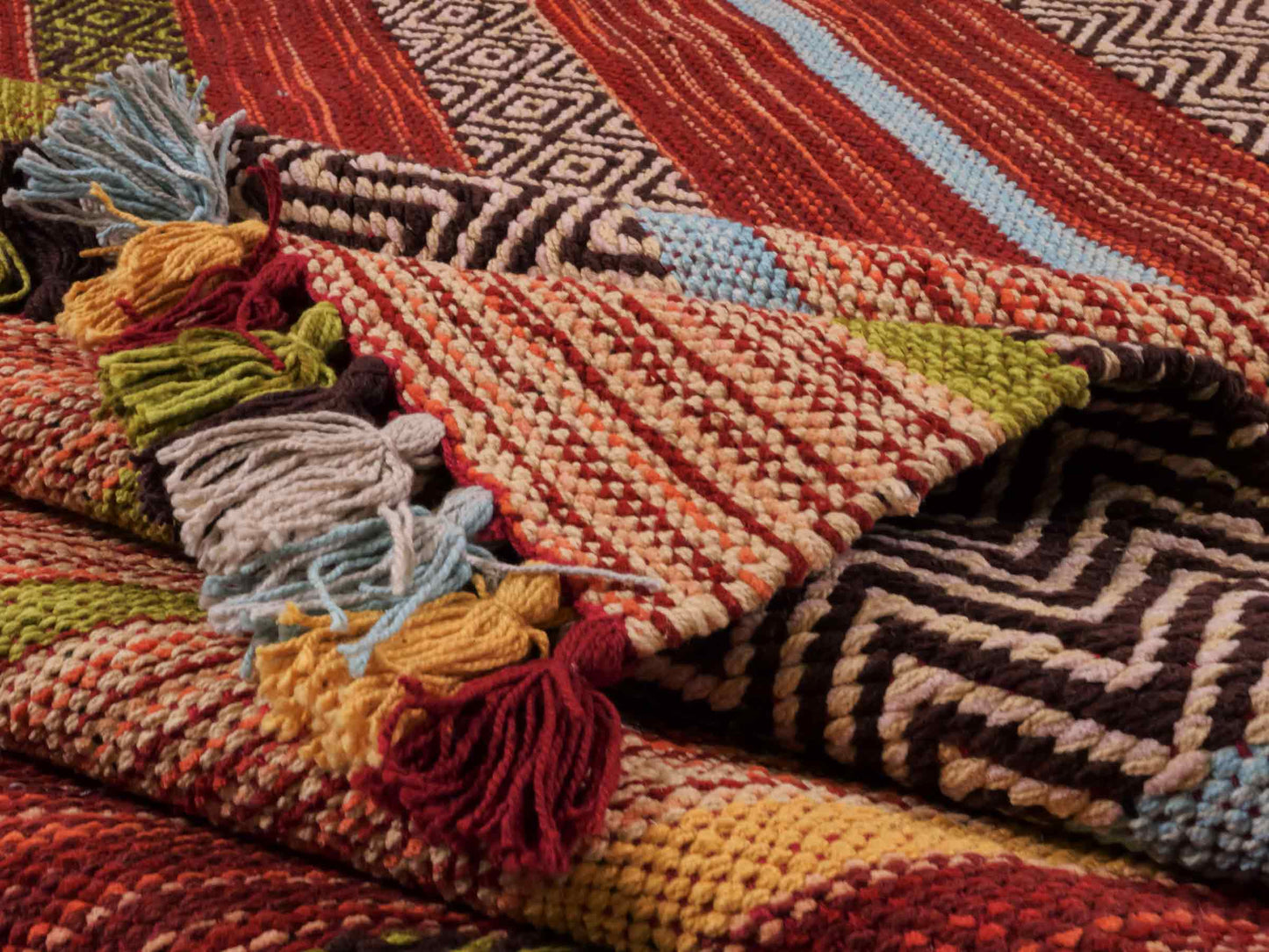 Handgewebter, moderner Indo Kelim Orientteppich von Khademi aus Baumwolle, rot, mehrfarbig. Geometrisches Design. Von Hand gewebt in Indien. Größe: 230x170cm. Teppichnummer: KB4-1683. Verkauf durch Jupiter Intl.