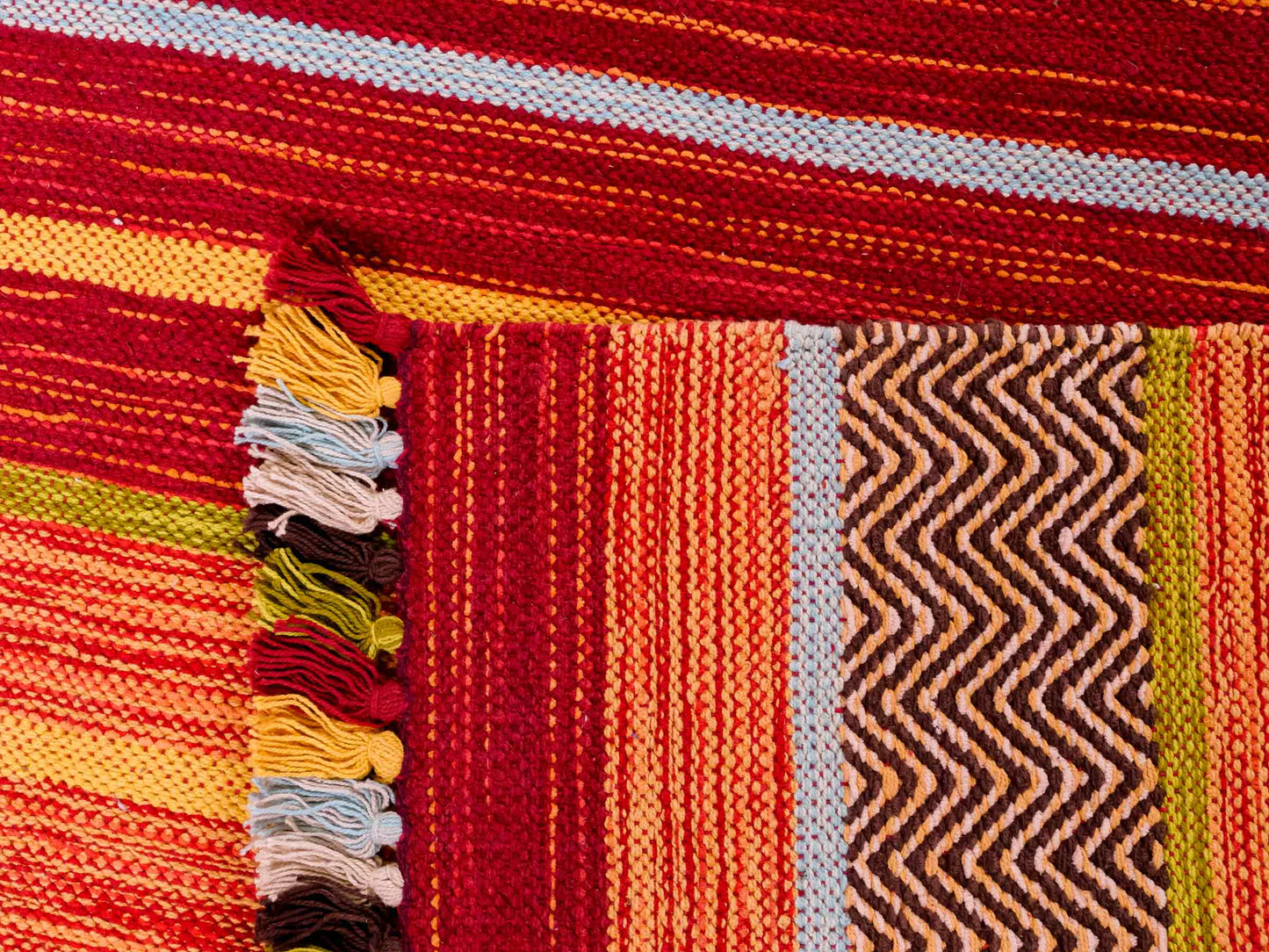 Handgewebter, moderner Indo Kelim Orientteppich von Khademi aus Baumwolle, rot, mehrfarbig. Geometrisches Design. Von Hand gewebt in Indien. Größe: 230x170cm. Teppichnummer: KB4-1684. Verkauf durch Jupiter Intl.