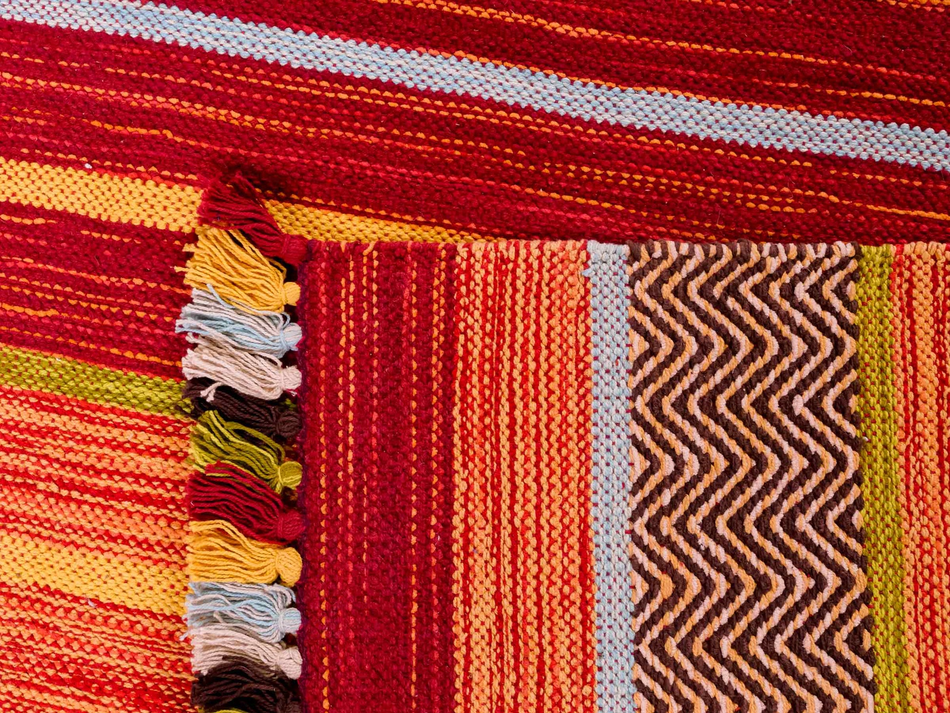 Handgewebter, moderner Indo Kelim Orientteppich von Khademi aus Baumwolle, rot, mehrfarbig. Geometrisches Design. Von Hand gewebt in Indien. Größe: 230x170cm. Teppichnummer: KB4-1684. Verkauf durch Jupiter Intl.