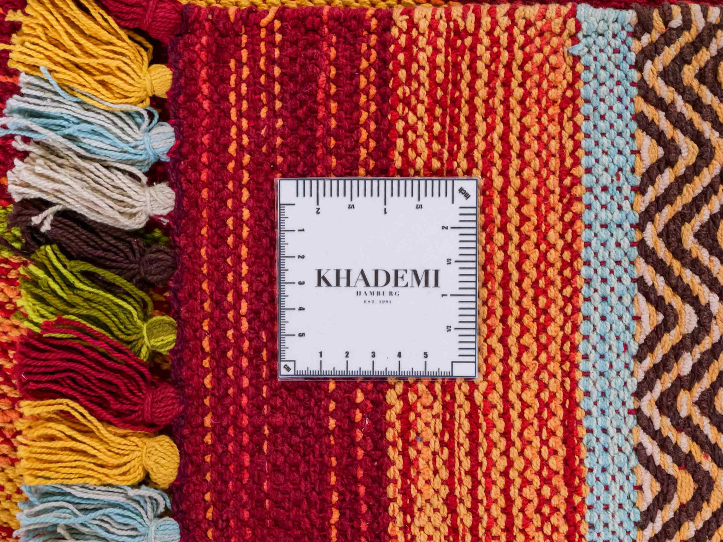 Handgewebter, moderner Indo Kelim Orientteppich von Khademi aus Baumwolle, rot, mehrfarbig. Geometrisches Design. Von Hand gewebt in Indien. Größe: 230x170cm. Teppichnummer: KB4-1684. Verkauf durch Jupiter Intl.