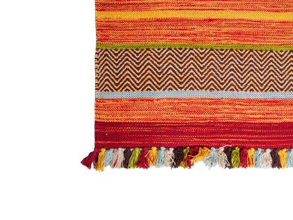 Handgewebter, moderner Indo Kelim Orientteppich von Khademi aus Baumwolle, rot, mehrfarbig. Geometrisches Design. Von Hand gewebt in Indien. Größe: 230x170cm. Teppichnummer: KB4-1684. Verkauf durch Jupiter Intl.