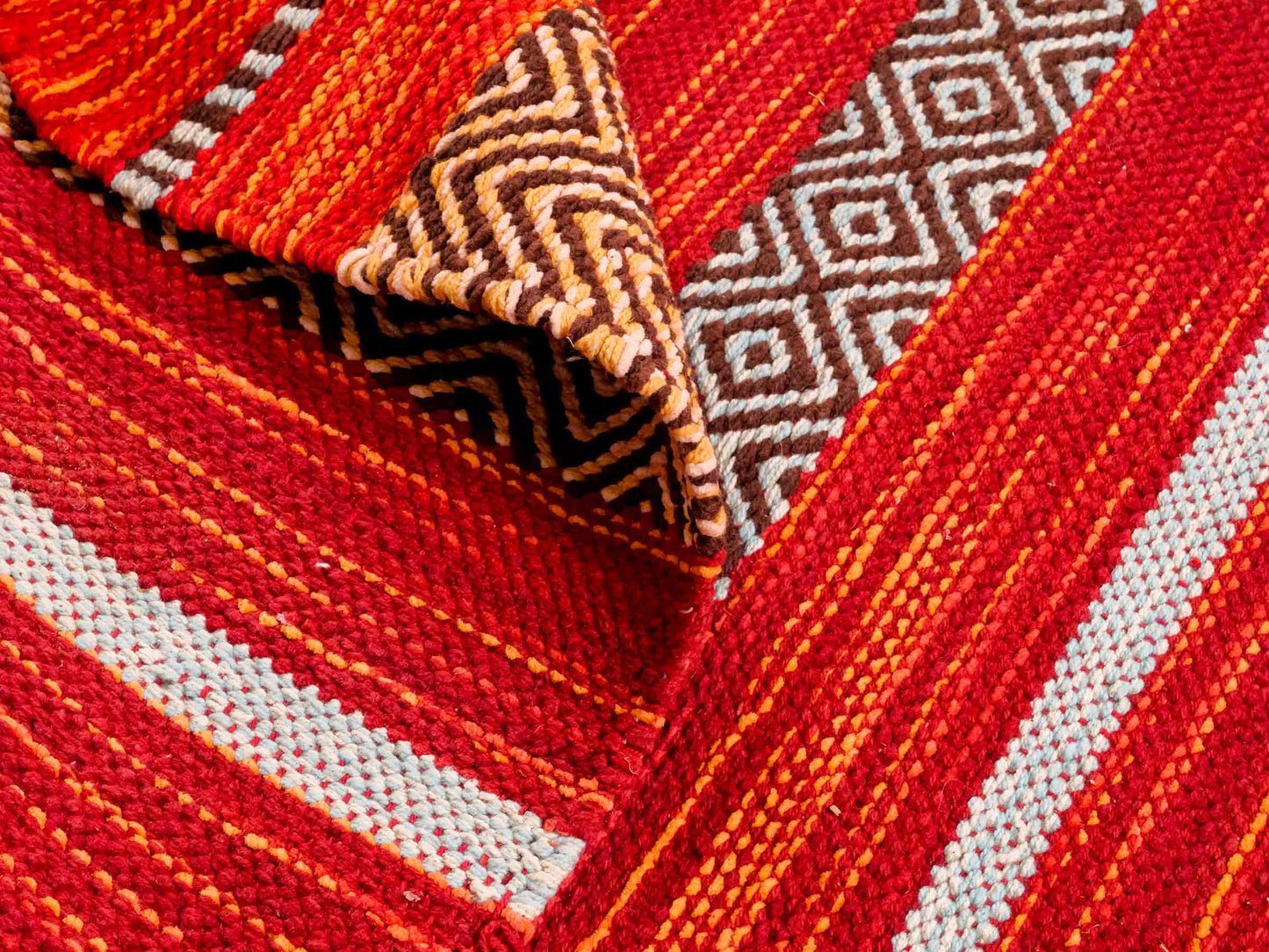 Handgewebter, moderner Indo Kelim Orientteppich von Khademi aus Baumwolle, rot, mehrfarbig. Geometrisches Design. Von Hand gewebt in Indien. Größe: 230x170cm. Teppichnummer: KB4-1684. Verkauf durch Jupiter Intl.