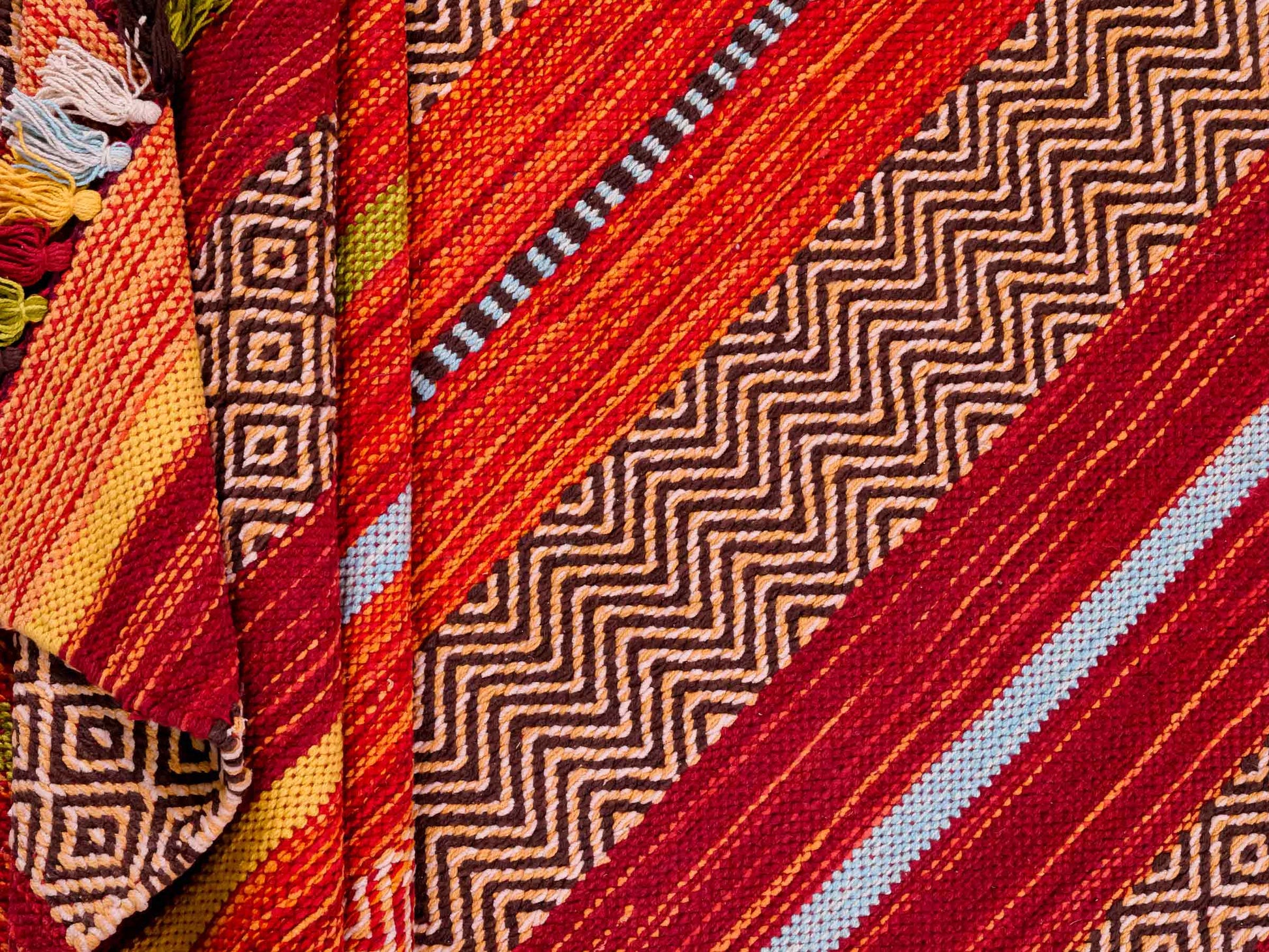 Handgewebter, moderner Indo Kelim Orientteppich von Khademi aus Baumwolle, rot, mehrfarbig. Geometrisches Design. Von Hand gewebt in Indien. Größe: 230x170cm. Teppichnummer: KB4-1684. Verkauf durch Jupiter Intl.