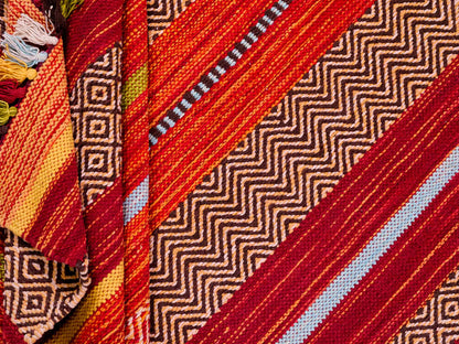 Handgewebter, moderner Indo Kelim Orientteppich von Khademi aus Baumwolle, rot, mehrfarbig. Geometrisches Design. Von Hand gewebt in Indien. Größe: 230x170cm. Teppichnummer: KB4-1684. Verkauf durch Jupiter Intl.