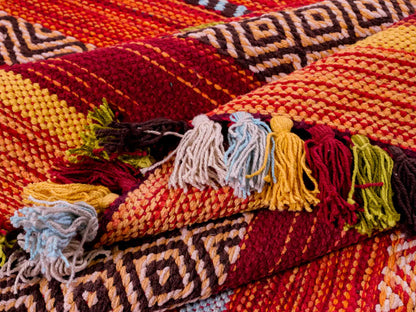 Handgewebter, moderner Indo Kelim Orientteppich von Khademi aus Baumwolle, rot, mehrfarbig. Geometrisches Design. Von Hand gewebt in Indien. Größe: 230x170cm. Teppichnummer: KB4-1684. Verkauf durch Jupiter Intl.