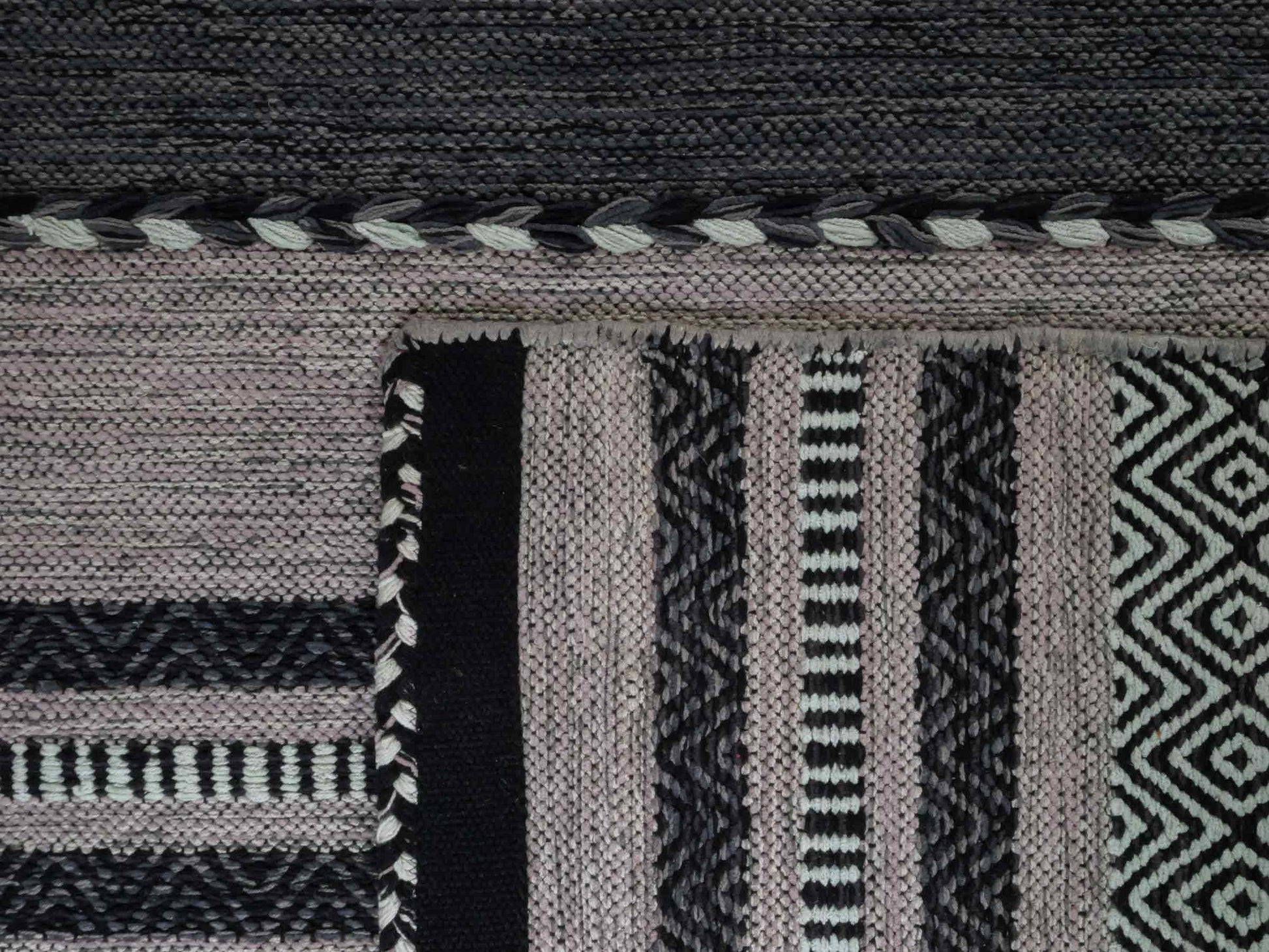 Handgewebter, moderner Indo Kelim Orientteppich von Khademi aus Baumwolle, navy. Geometrisches Design. Von Hand gewebt in Indien. Größe: 244x152cm. Teppichnummer: KB4-1679. Verkauf durch Jupiter Intl.