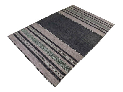 Handgewebter, moderner Indo Kelim Orientteppich von Khademi aus Baumwolle, navy. Geometrisches Design. Von Hand gewebt in Indien. Größe: 244x152cm. Teppichnummer: KB4-1679. Verkauf durch Jupiter Intl.