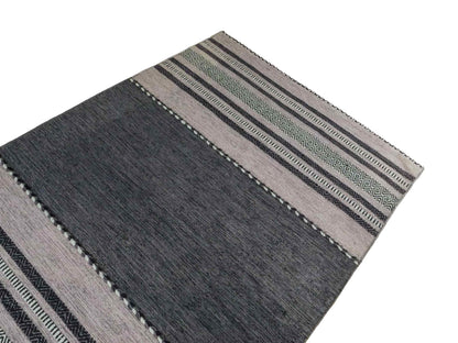 Handgewebter, moderner Indo Kelim Orientteppich von Khademi aus Baumwolle, navy. Geometrisches Design. Von Hand gewebt in Indien. Größe: 244x152cm. Teppichnummer: KB4-1679. Verkauf durch Jupiter Intl.