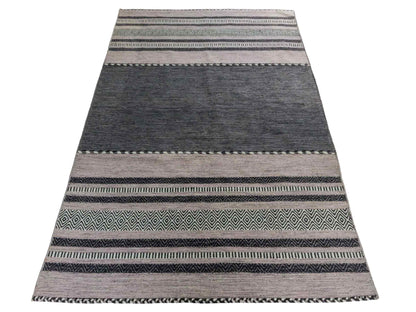 Handgewebter, moderner Indo Kelim Orientteppich von Khademi aus Baumwolle, navy. Geometrisches Design. Von Hand gewebt in Indien. Größe: 244x152cm. Teppichnummer: KB4-1679. Verkauf durch Jupiter Intl.