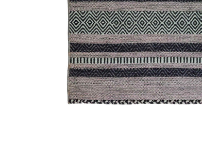 Handgewebter, moderner Indo Kelim Orientteppich von Khademi aus Baumwolle, navy. Geometrisches Design. Von Hand gewebt in Indien. Größe: 244x152cm. Teppichnummer: KB4-1679. Verkauf durch Jupiter Intl.