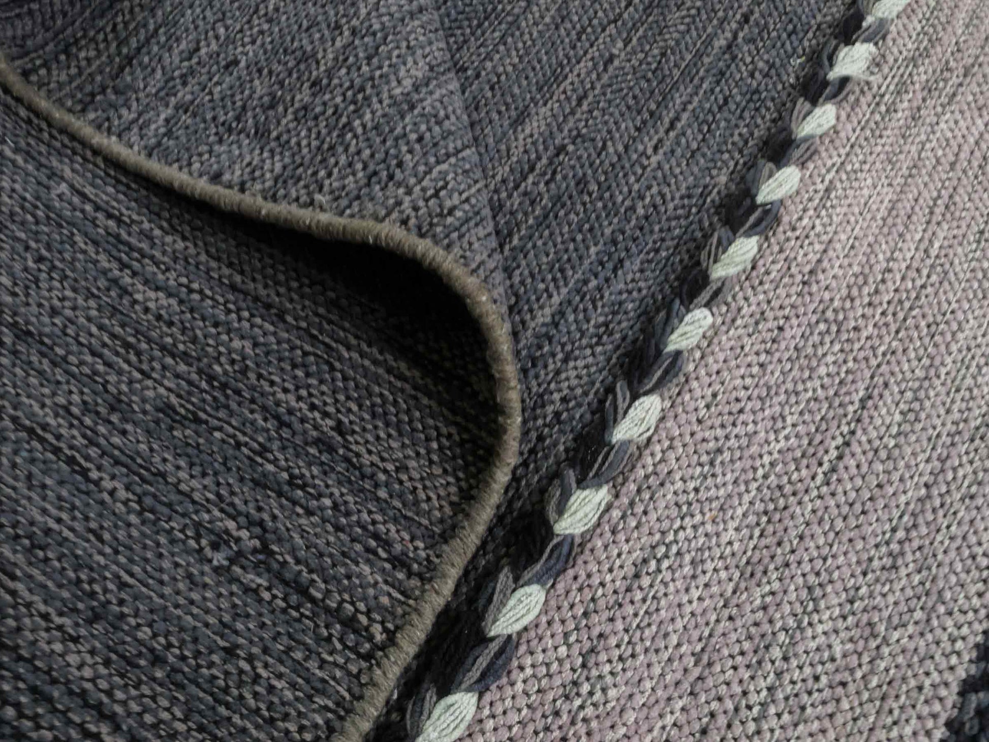 Handgewebter, moderner Indo Kelim Orientteppich von Khademi aus Baumwolle, navy. Geometrisches Design. Von Hand gewebt in Indien. Größe: 244x152cm. Teppichnummer: KB4-1679. Verkauf durch Jupiter Intl.