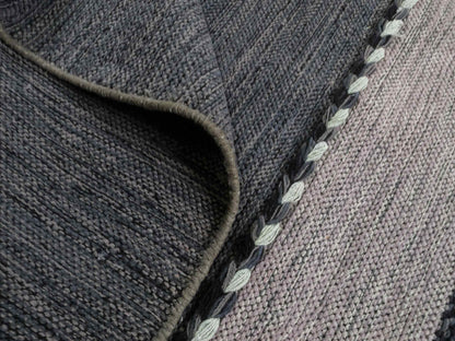 Handgewebter, moderner Indo Kelim Orientteppich von Khademi aus Baumwolle, navy. Geometrisches Design. Von Hand gewebt in Indien. Größe: 244x152cm. Teppichnummer: KB4-1679. Verkauf durch Jupiter Intl.