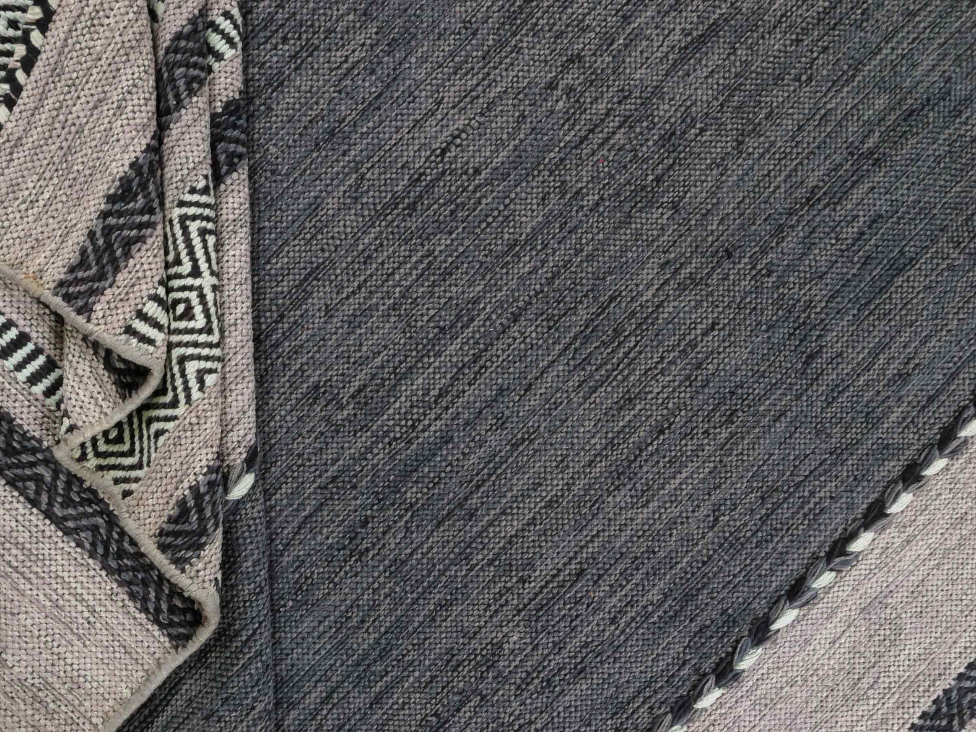 Handgewebter, moderner Indo Kelim Orientteppich von Khademi aus Baumwolle, navy. Geometrisches Design. Von Hand gewebt in Indien. Größe: 244x152cm. Teppichnummer: KB4-1679. Verkauf durch Jupiter Intl.