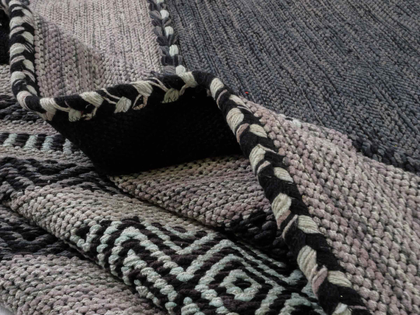 Handgewebter, moderner Indo Kelim Orientteppich von Khademi aus Baumwolle, navy. Geometrisches Design. Von Hand gewebt in Indien. Größe: 244x152cm. Teppichnummer: KB4-1679. Verkauf durch Jupiter Intl.