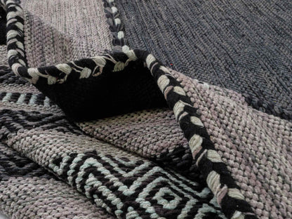 Handgewebter, moderner Indo Kelim Orientteppich von Khademi aus Baumwolle, navy. Geometrisches Design. Von Hand gewebt in Indien. Größe: 244x152cm. Teppichnummer: KB4-1679. Verkauf durch Jupiter Intl.