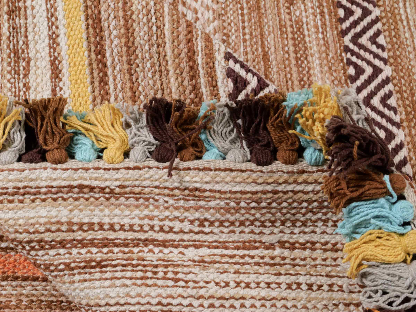 Handgewebter, moderner Indo Kelim Orientteppich von Khademi aus Baumwolle, braun, mehrfarbig. Geometrisches Design. Von Hand gewebt in Indien. Größe: 290x200cm. Teppichnummer: KB4-1693. Verkauf durch Jupiter Intl.