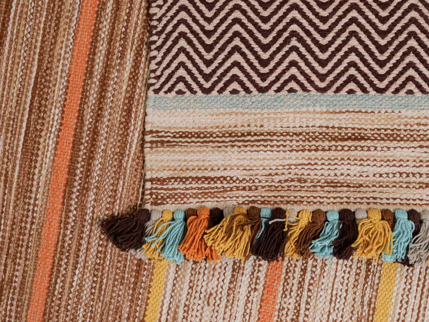 Handgewebter, moderner Indo Kelim Orientteppich von Khademi aus Baumwolle, braun, mehrfarbig. Geometrisches Design. Von Hand gewebt in Indien. Größe: 290x200cm. Teppichnummer: KB4-1693. Verkauf durch Jupiter Intl.