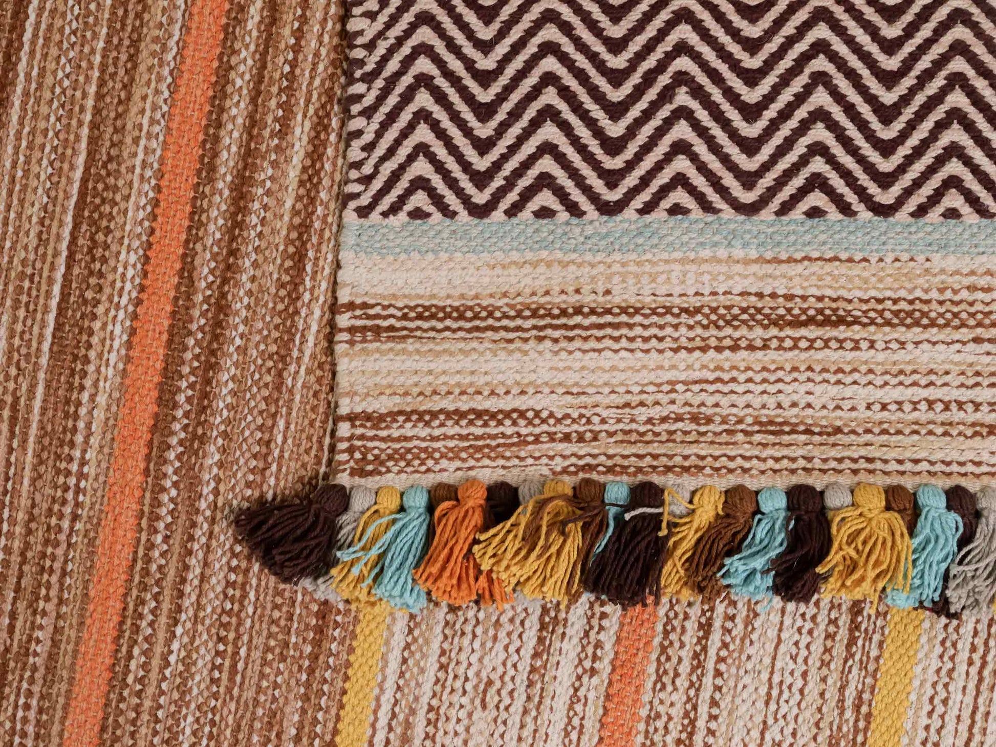 Handgewebter, moderner Indo Kelim Orientteppich von Khademi aus Baumwolle, braun, mehrfarbig. Geometrisches Design. Von Hand gewebt in Indien. Größe: 290x200cm. Teppichnummer: KB4-1693. Verkauf durch Jupiter Intl.