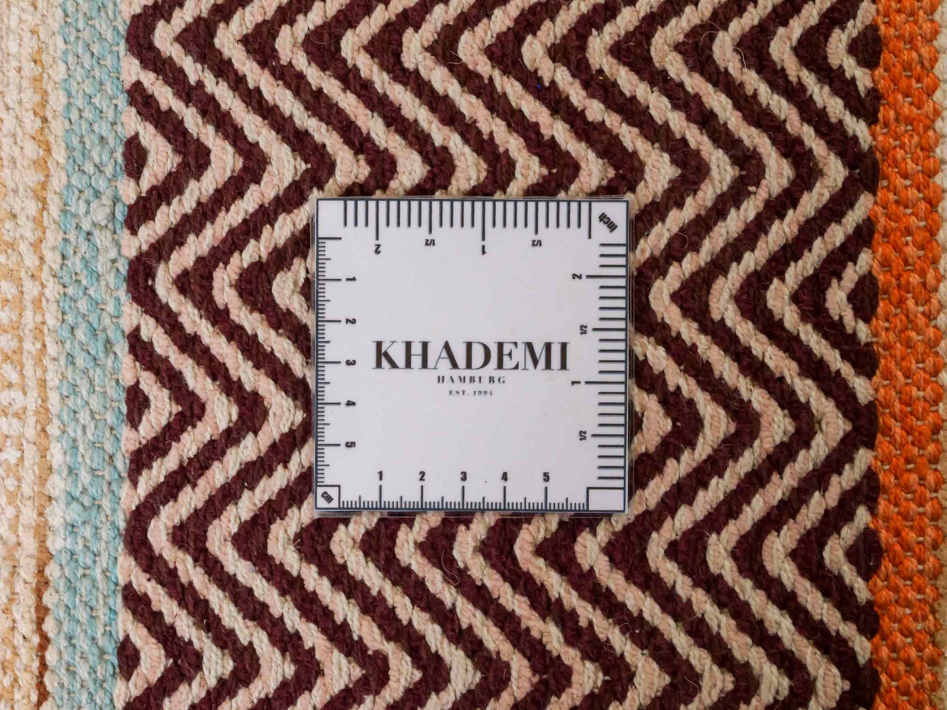 Handgewebter, moderner Indo Kelim Orientteppich von Khademi aus Baumwolle, braun, mehrfarbig. Geometrisches Design. Von Hand gewebt in Indien. Größe: 290x200cm. Teppichnummer: KB4-1693. Verkauf durch Jupiter Intl.