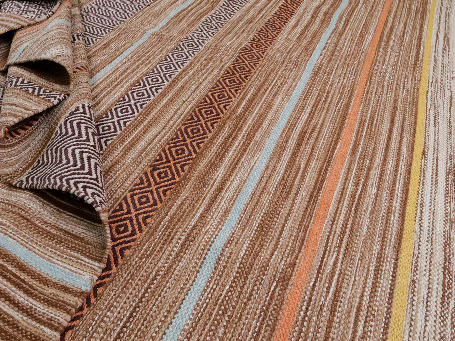 Handgewebter, moderner Indo Kelim Orientteppich von Khademi aus Baumwolle, braun, mehrfarbig. Geometrisches Design. Von Hand gewebt in Indien. Größe: 290x200cm. Teppichnummer: KB4-1693. Verkauf durch Jupiter Intl.