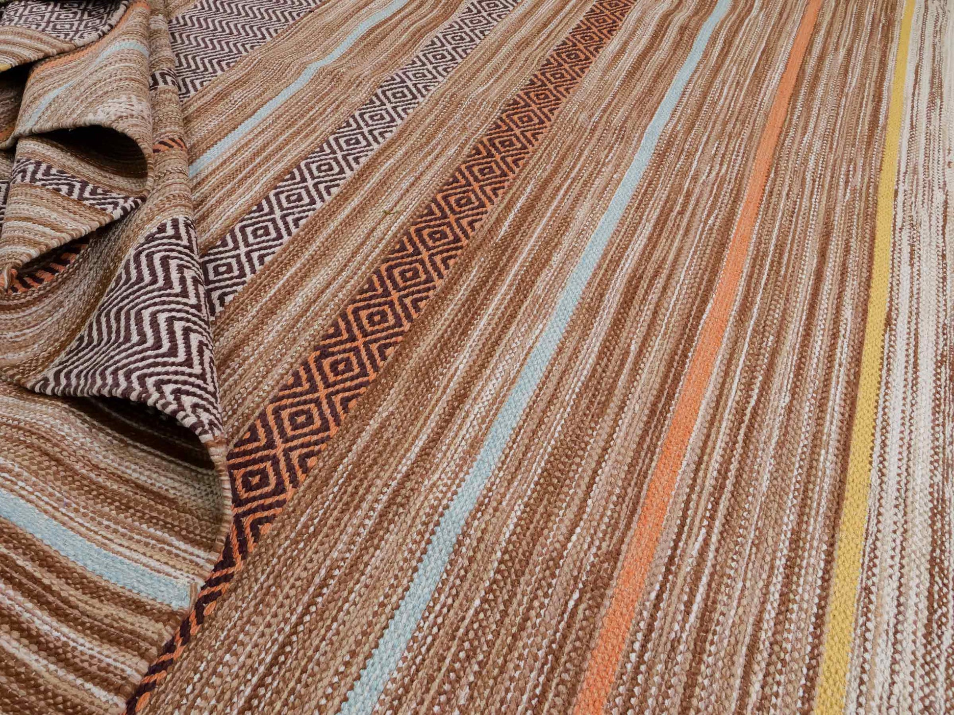 Handgewebter, moderner Indo Kelim Orientteppich von Khademi aus Baumwolle, braun, mehrfarbig. Geometrisches Design. Von Hand gewebt in Indien. Größe: 290x200cm. Teppichnummer: KB4-1693. Verkauf durch Jupiter Intl.