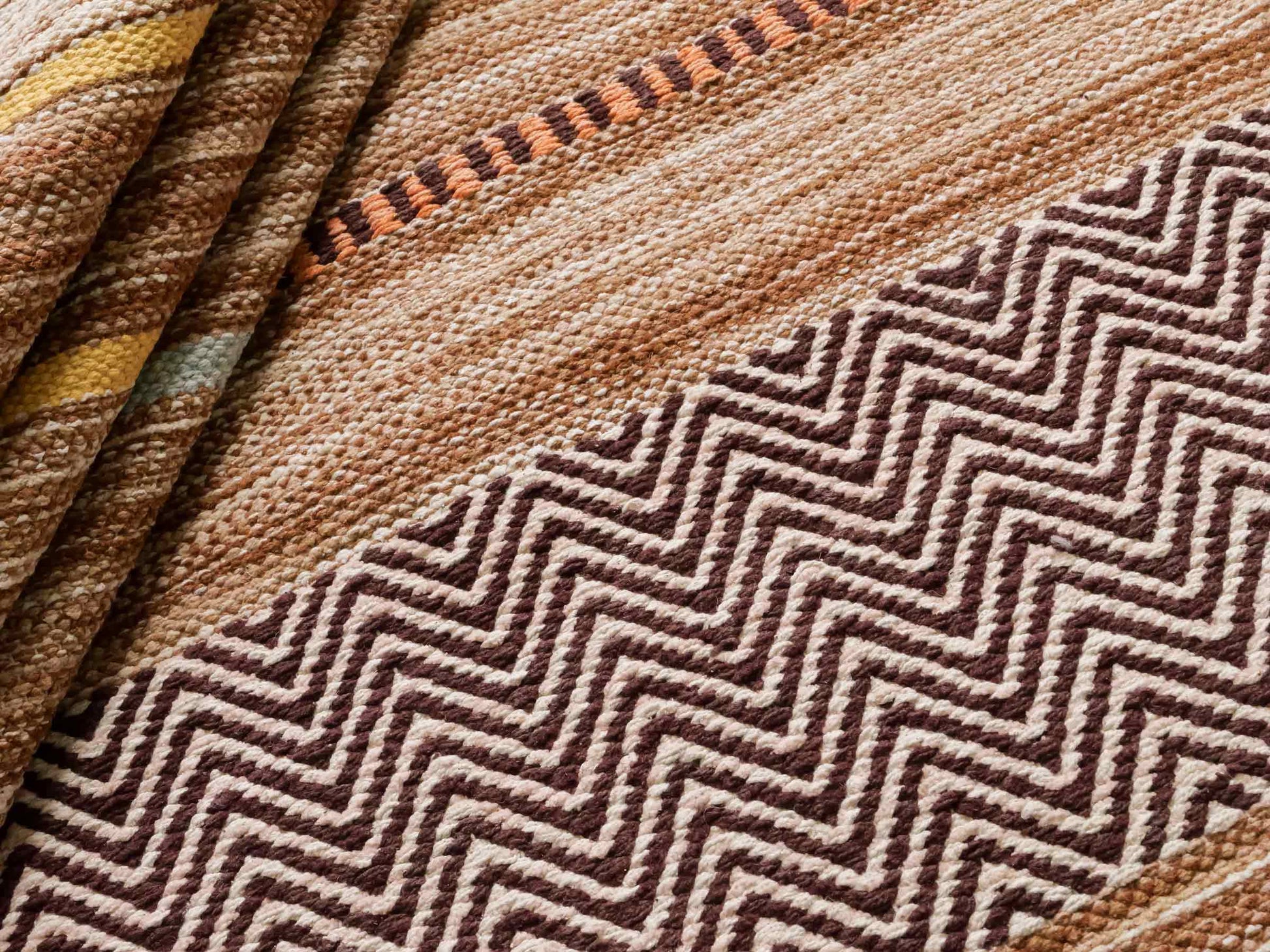 Handgewebter, moderner Indo Kelim Orientteppich von Khademi aus Baumwolle, braun, mehrfarbig. Geometrisches Design. Von Hand gewebt in Indien. Größe: 290x200cm. Teppichnummer: KB4-1693. Verkauf durch Jupiter Intl.