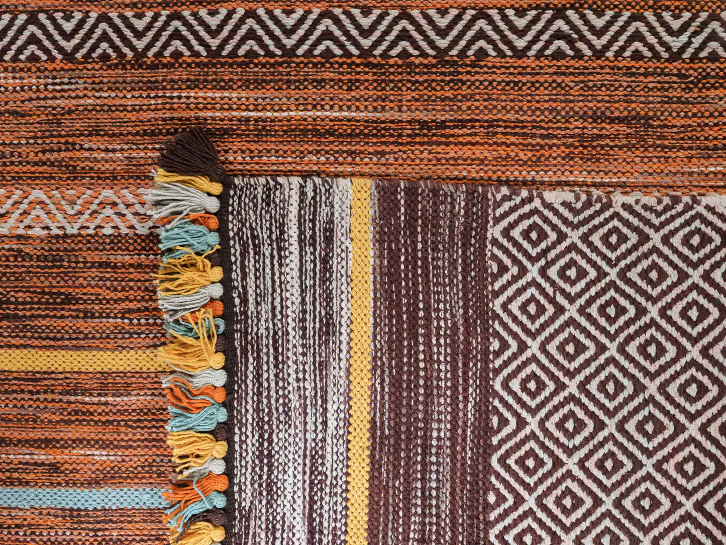 Handgewebter, moderner Indo Kelim Orientteppich von Khademi aus Baumwolle, dunkelrot, mehrfarbig. Geometrisches Design. Von Hand gewebt in Indien. Größe: 290x200cm. Teppichnummer: KB4-1695. Verkauf durch Jupiter Intl.