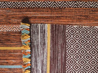 Handgewebter, moderner Indo Kelim Orientteppich von Khademi aus Baumwolle, dunkelrot, mehrfarbig. Geometrisches Design. Von Hand gewebt in Indien. Größe: 290x200cm. Teppichnummer: KB4-1695. Verkauf durch Jupiter Intl.
