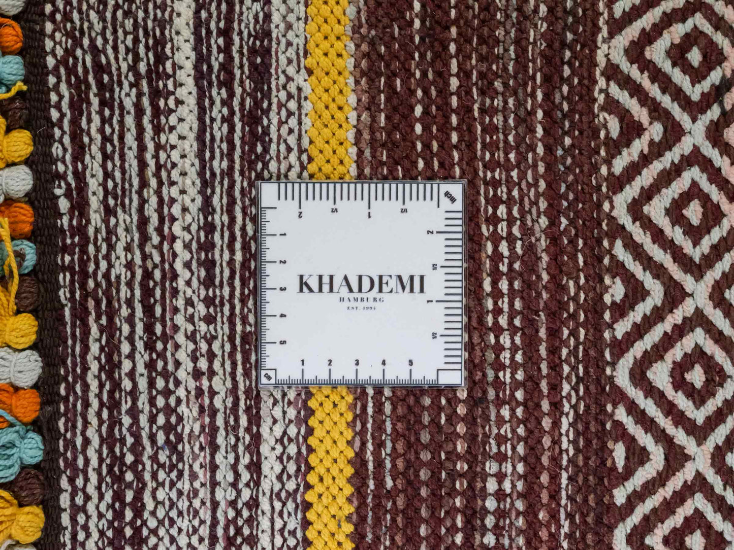 Handgewebter, moderner Indo Kelim Orientteppich von Khademi aus Baumwolle, dunkelrot, mehrfarbig. Geometrisches Design. Von Hand gewebt in Indien. Größe: 290x200cm. Teppichnummer: KB4-1695. Verkauf durch Jupiter Intl.