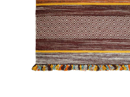 Handgewebter, moderner Indo Kelim Orientteppich von Khademi aus Baumwolle, dunkelrot, mehrfarbig. Geometrisches Design. Von Hand gewebt in Indien. Größe: 290x200cm. Teppichnummer: KB4-1695. Verkauf durch Jupiter Intl.