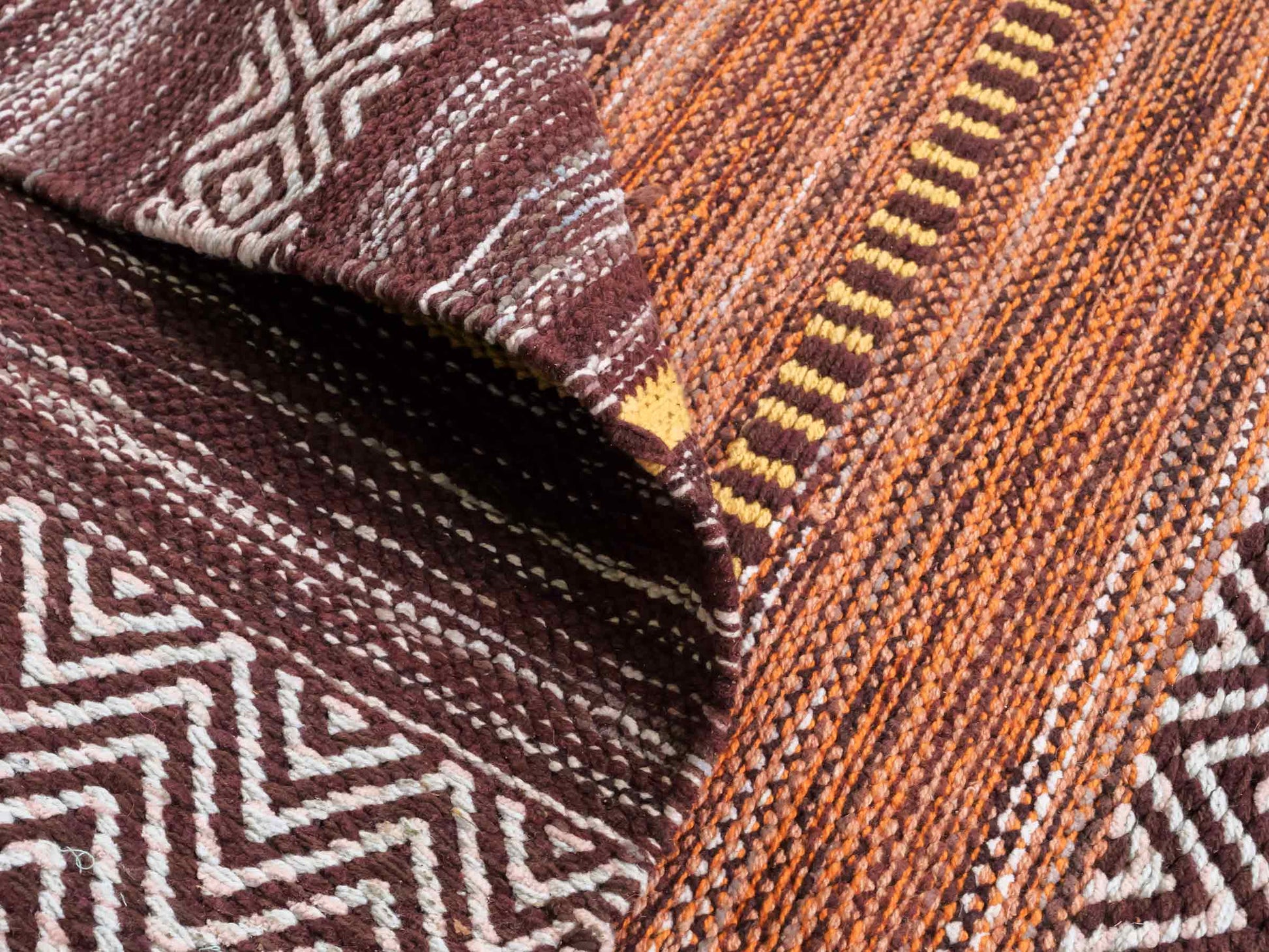 Handgewebter, moderner Indo Kelim Orientteppich von Khademi aus Baumwolle, dunkelrot, mehrfarbig. Geometrisches Design. Von Hand gewebt in Indien. Größe: 290x200cm. Teppichnummer: KB4-1695. Verkauf durch Jupiter Intl.