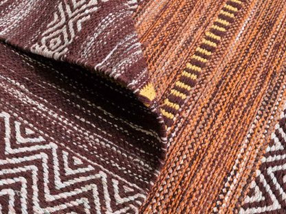 Handgewebter, moderner Indo Kelim Orientteppich von Khademi aus Baumwolle, dunkelrot, mehrfarbig. Geometrisches Design. Von Hand gewebt in Indien. Größe: 290x200cm. Teppichnummer: KB4-1695. Verkauf durch Jupiter Intl.