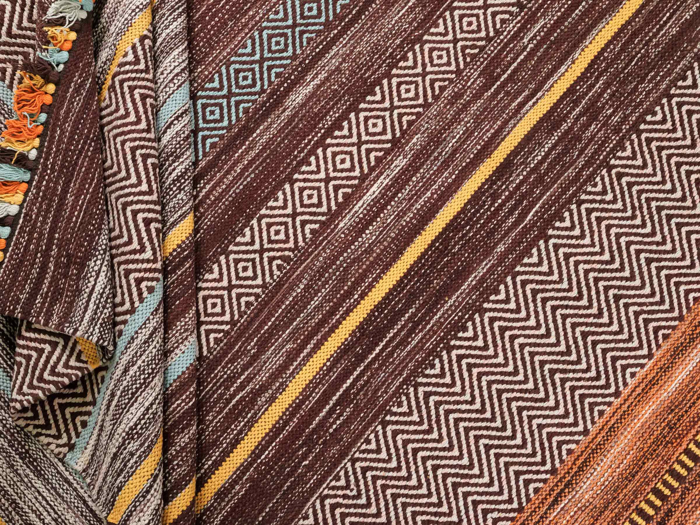 Handgewebter, moderner Indo Kelim Orientteppich von Khademi aus Baumwolle, dunkelrot, mehrfarbig. Geometrisches Design. Von Hand gewebt in Indien. Größe: 290x200cm. Teppichnummer: KB4-1695. Verkauf durch Jupiter Intl.