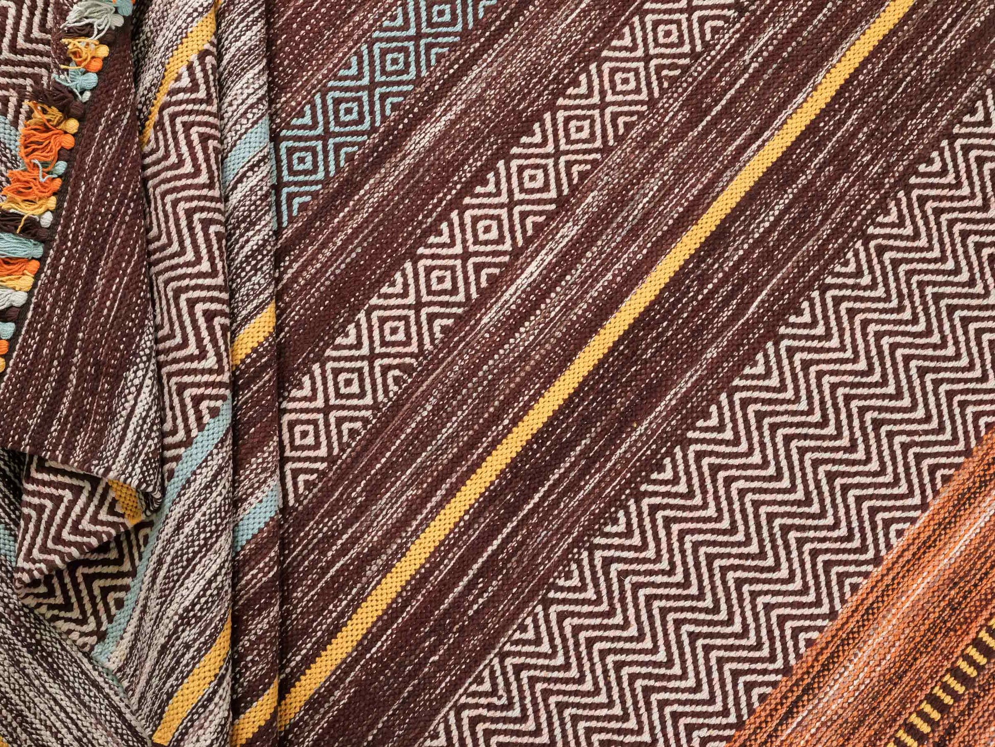 Handgewebter, moderner Indo Kelim Orientteppich von Khademi aus Baumwolle, dunkelrot, mehrfarbig. Geometrisches Design. Von Hand gewebt in Indien. Größe: 290x200cm. Teppichnummer: KB4-1695. Verkauf durch Jupiter Intl.