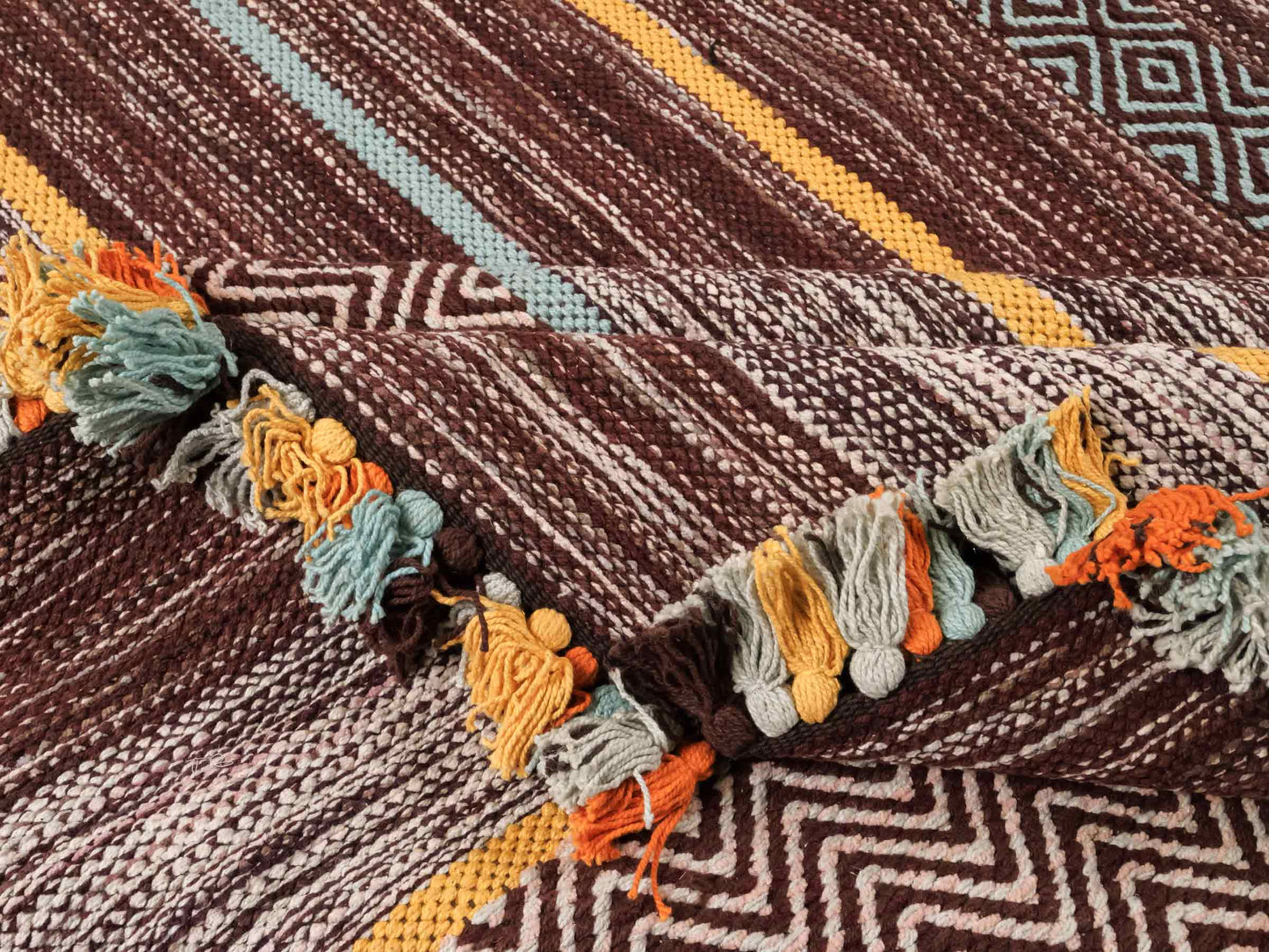 Handgewebter, moderner Indo Kelim Orientteppich von Khademi aus Baumwolle, dunkelrot, mehrfarbig. Geometrisches Design. Von Hand gewebt in Indien. Größe: 290x200cm. Teppichnummer: KB4-1695. Verkauf durch Jupiter Intl.