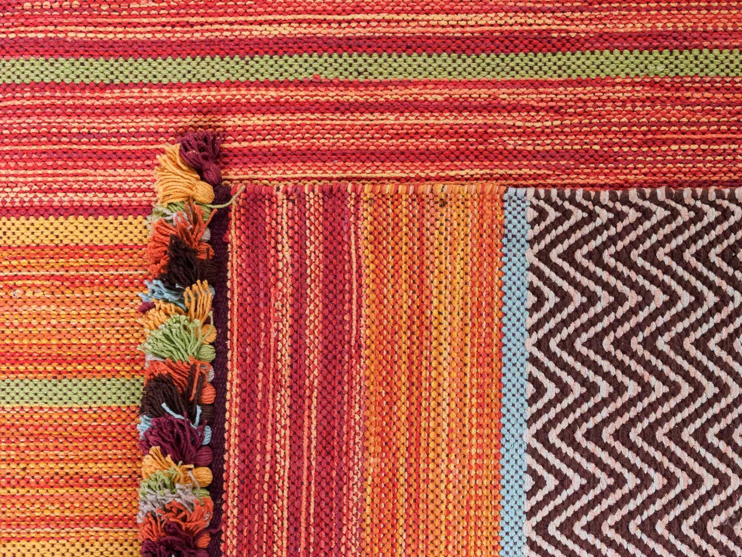 Handgewebter, moderner Indo Kelim Orientteppich von Khademi aus Baumwolle, rot, mehrfarbig. Geometrisches Design. Von Hand gewebt in Indien. Größe: 290x200cm. Teppichnummer: KB4-1694. Verkauf durch Jupiter Intl.