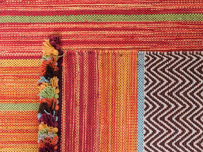 Handgewebter, moderner Indo Kelim Orientteppich von Khademi aus Baumwolle, rot, mehrfarbig. Geometrisches Design. Von Hand gewebt in Indien. Größe: 290x200cm. Teppichnummer: KB4-1694. Verkauf durch Jupiter Intl.