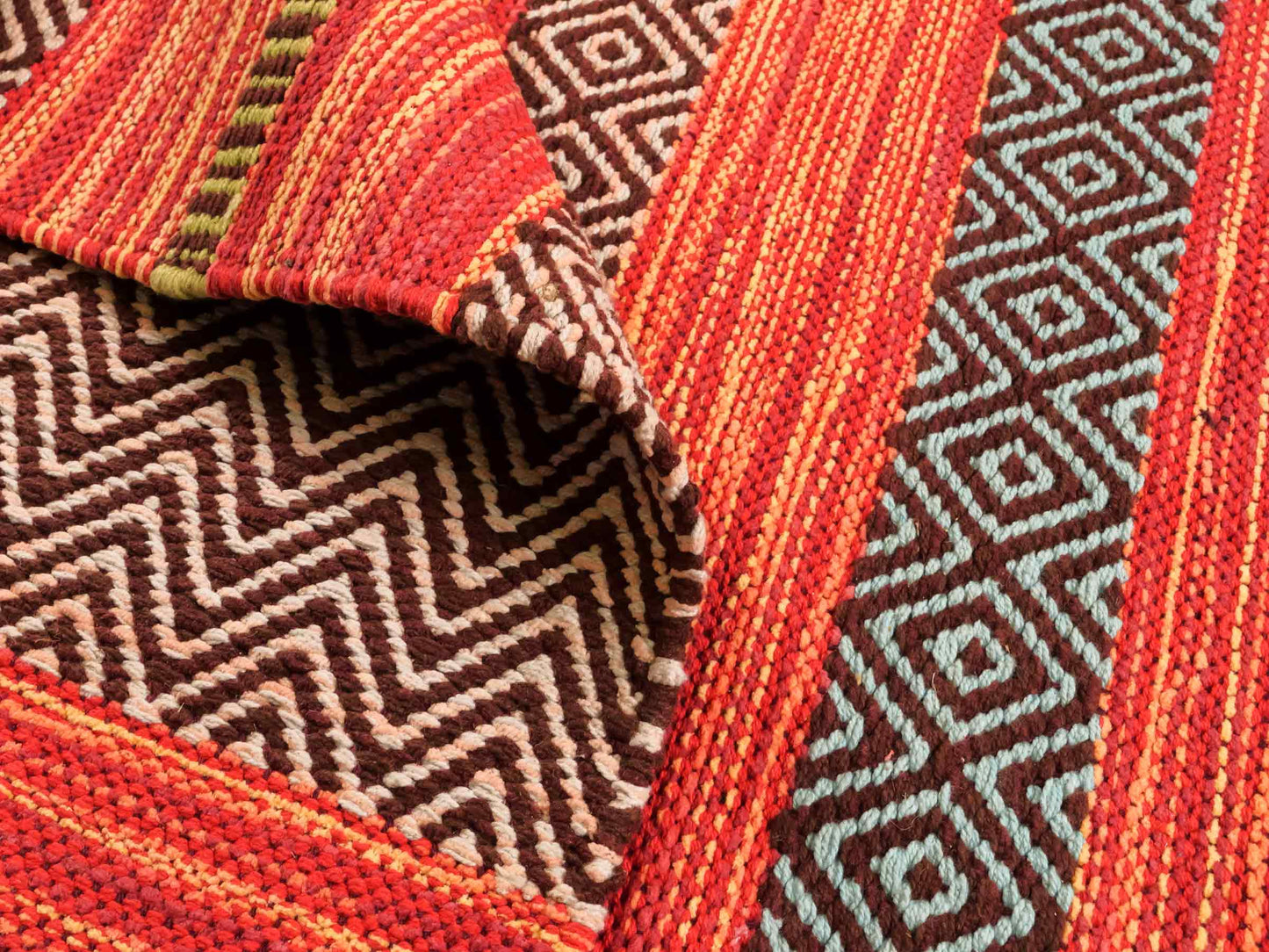 Handgewebter, moderner Indo Kelim Orientteppich von Khademi aus Baumwolle, rot, mehrfarbig. Geometrisches Design. Von Hand gewebt in Indien. Größe: 290x200cm. Teppichnummer: KB4-1694. Verkauf durch Jupiter Intl.