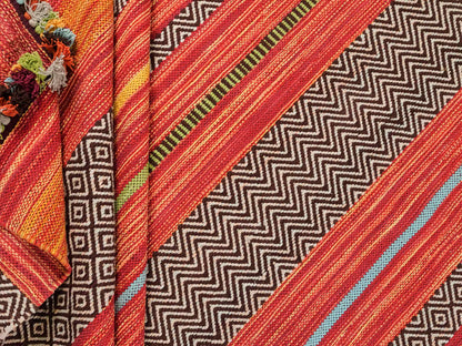 Handgewebter, moderner Indo Kelim Orientteppich von Khademi aus Baumwolle, rot, mehrfarbig. Geometrisches Design. Von Hand gewebt in Indien. Größe: 290x200cm. Teppichnummer: KB4-1694. Verkauf durch Jupiter Intl.