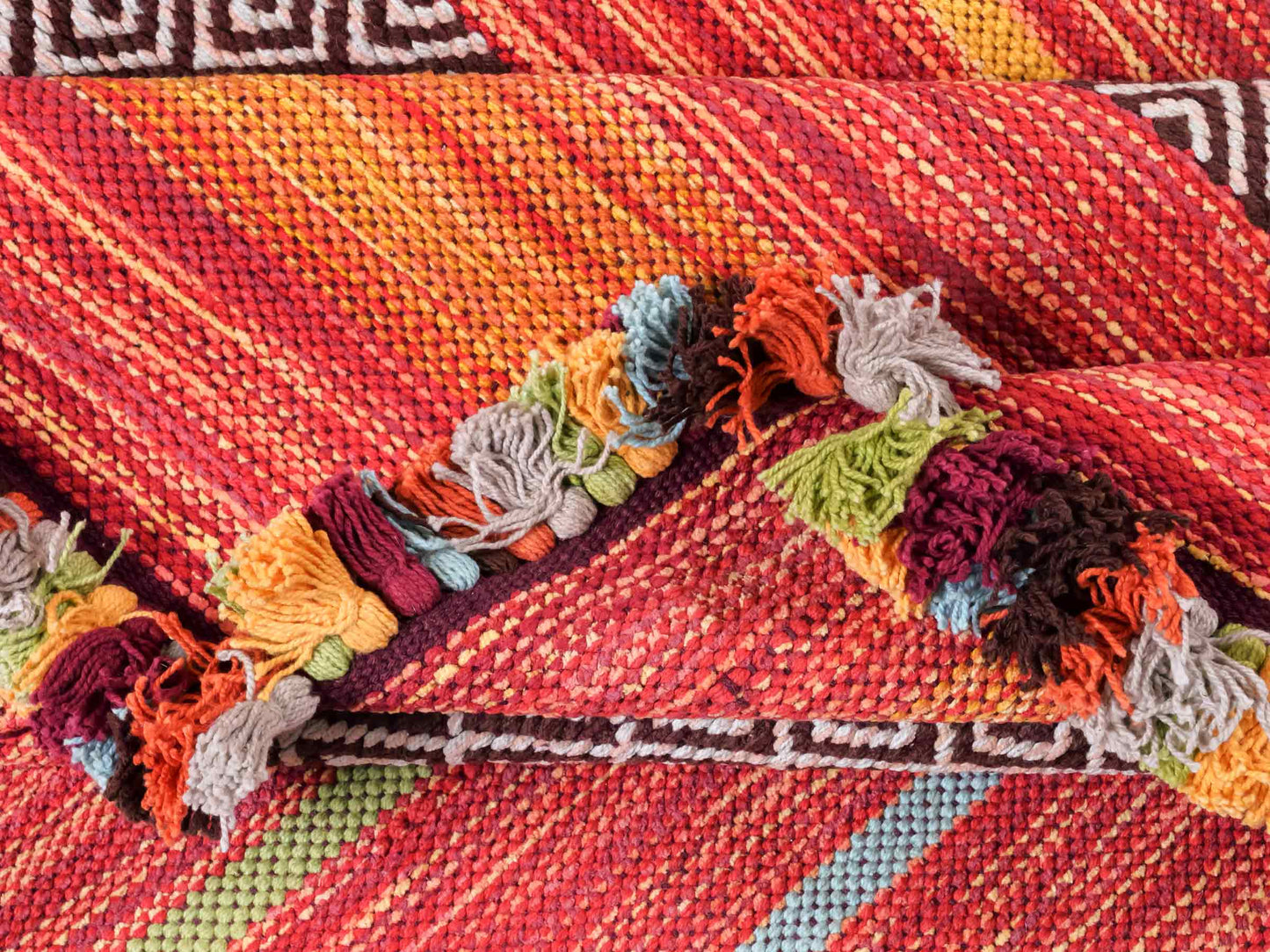 Handgewebter, moderner Indo Kelim Orientteppich von Khademi aus Baumwolle, rot, mehrfarbig. Geometrisches Design. Von Hand gewebt in Indien. Größe: 290x200cm. Teppichnummer: KB4-1694. Verkauf durch Jupiter Intl.