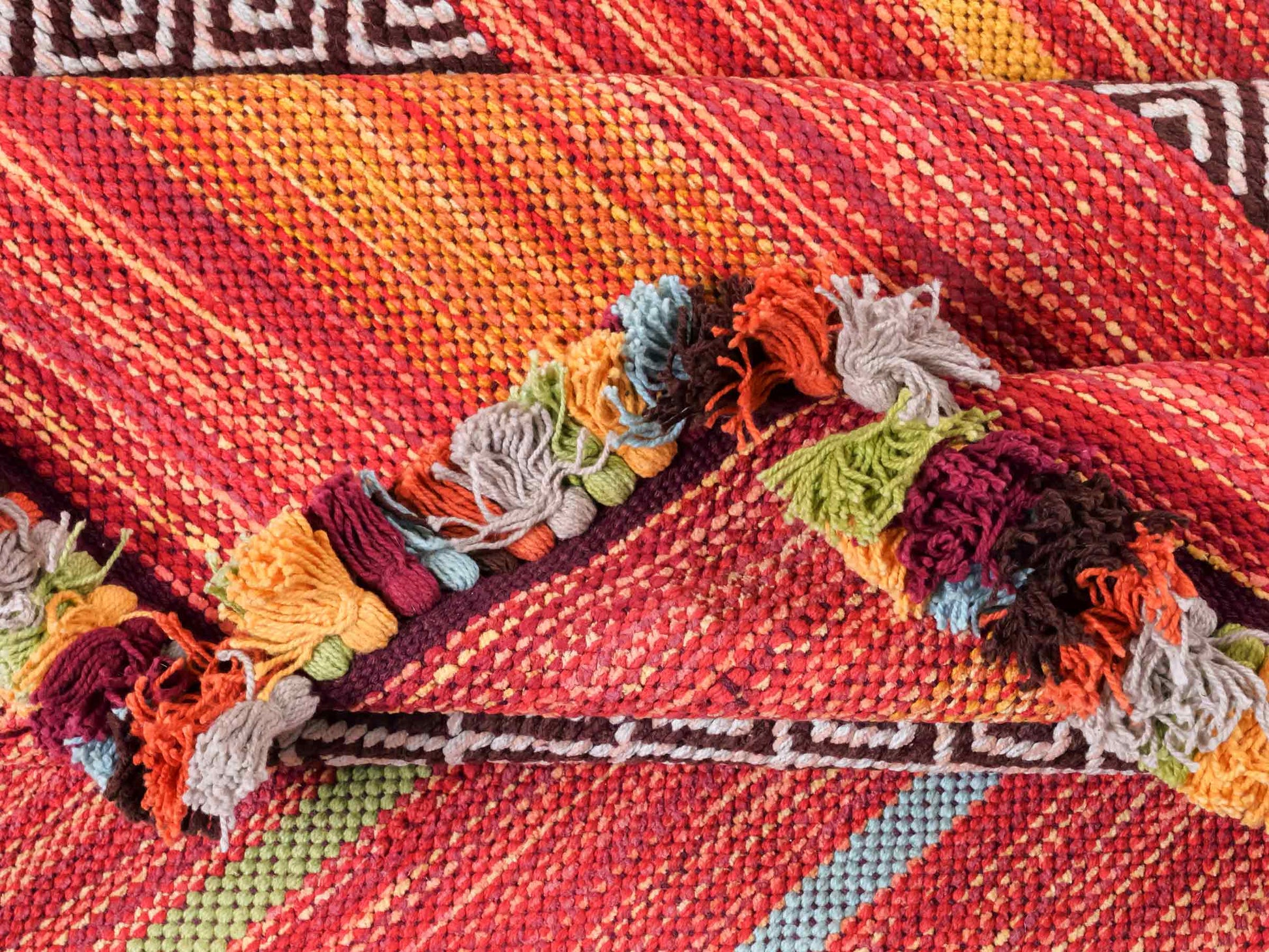 Handgewebter, moderner Indo Kelim Orientteppich von Khademi aus Baumwolle, rot, mehrfarbig. Geometrisches Design. Von Hand gewebt in Indien. Größe: 290x200cm. Teppichnummer: KB4-1694. Verkauf durch Jupiter Intl.