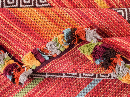 Handgewebter, moderner Indo Kelim Orientteppich von Khademi aus Baumwolle, rot, mehrfarbig. Geometrisches Design. Von Hand gewebt in Indien. Größe: 290x200cm. Teppichnummer: KB4-1694. Verkauf durch Jupiter Intl.